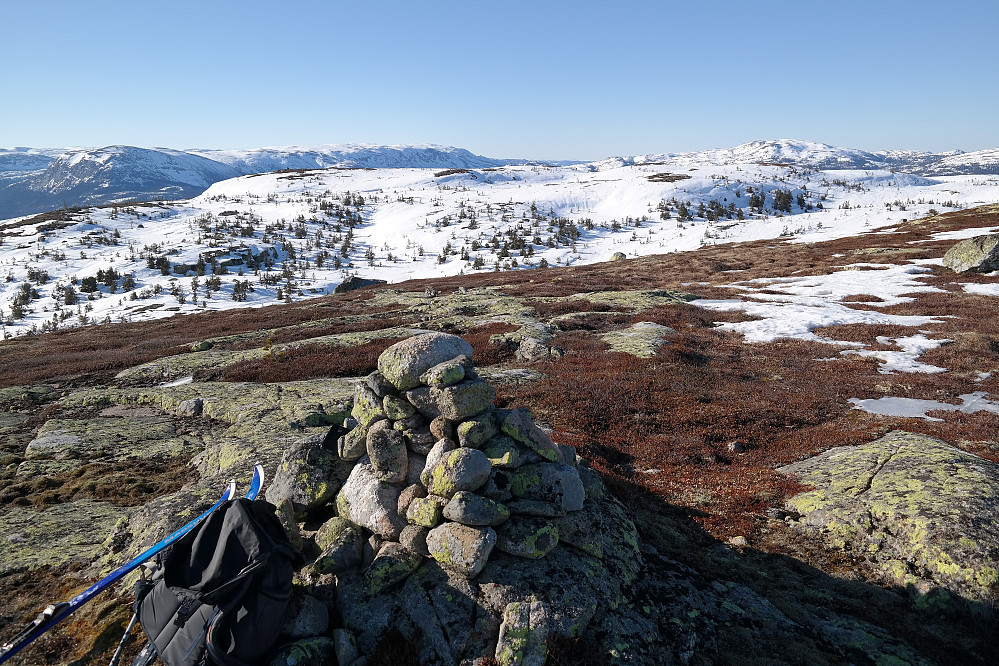 Toppvarden på Urdevassfjellet (959) i forgrunnen. Noe lengre bak er Urdevassfjellet Vest (955) og trig.punktet på 954 moh litt til venstre i bildet.