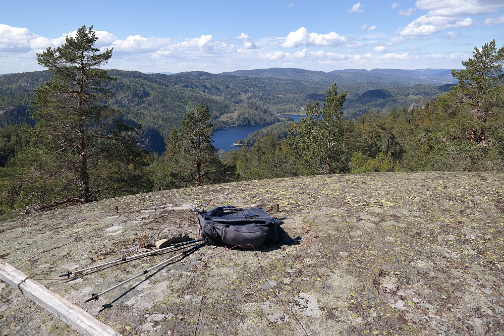 På toppen av Røysa (319). Utsikt ned mot nordenden på innsjøen Farris.