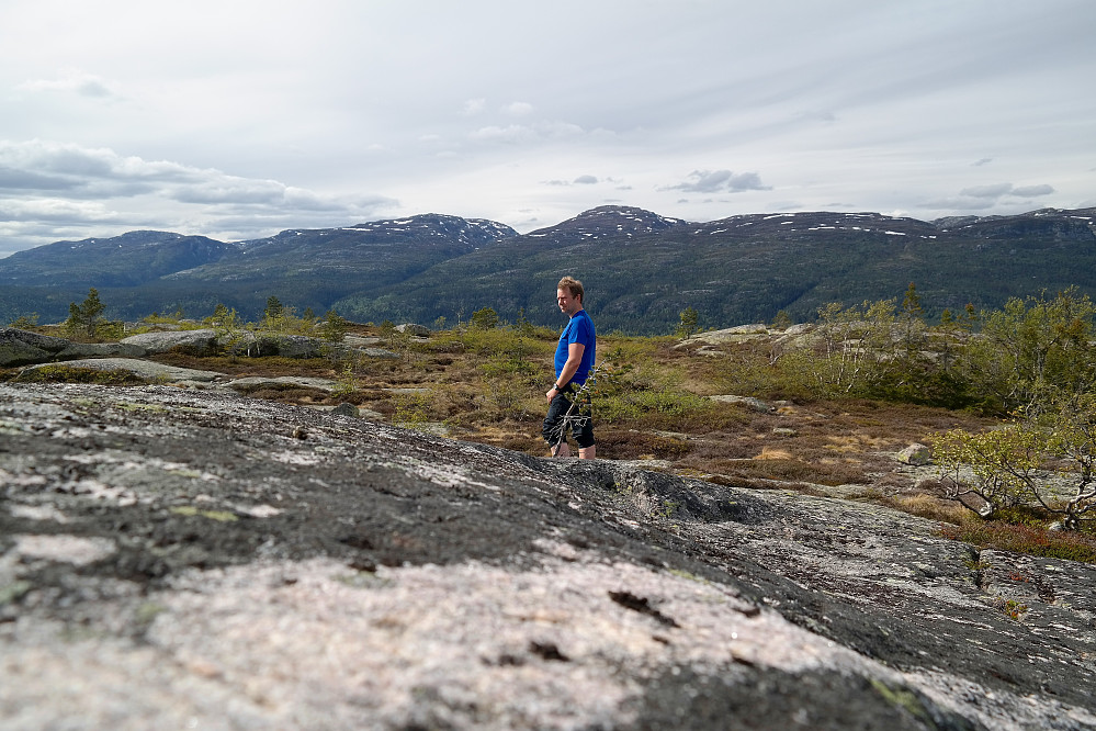 Fra toppen av Skjenan (812) ser vi mot nordvest. I bakgrunnen og nesten rett over meg er Jøronnatten (1274), mens Troganatten (1288) er litt mer til venstre.