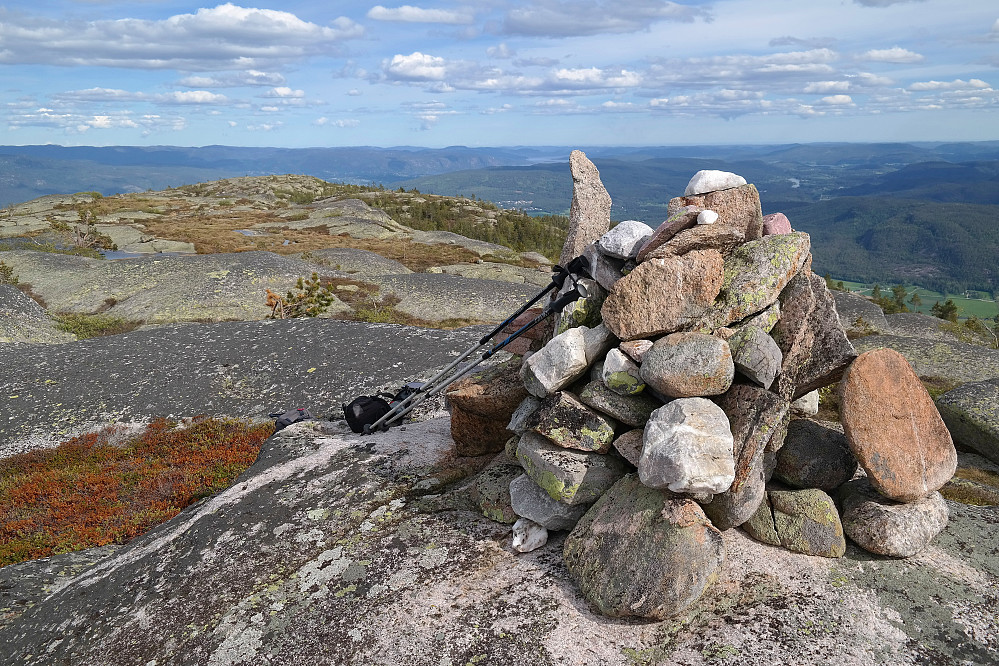 Toppvarden på Skjenan (812). Utsikt mot sørøst.