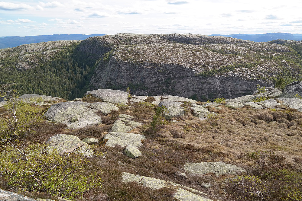 Fra toppen av Skjenan (812) ser vi over mot Blåfjell (817).