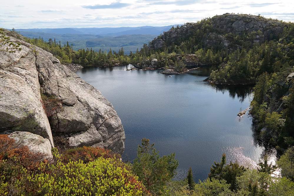 Jeg står oppe på vestenden av ryggen som fører bort til toppen på Blåfjell (817). Vannet nedenfor er Gråndalstjønna. Toppen til høyre er Hanakam Sørøst (785).