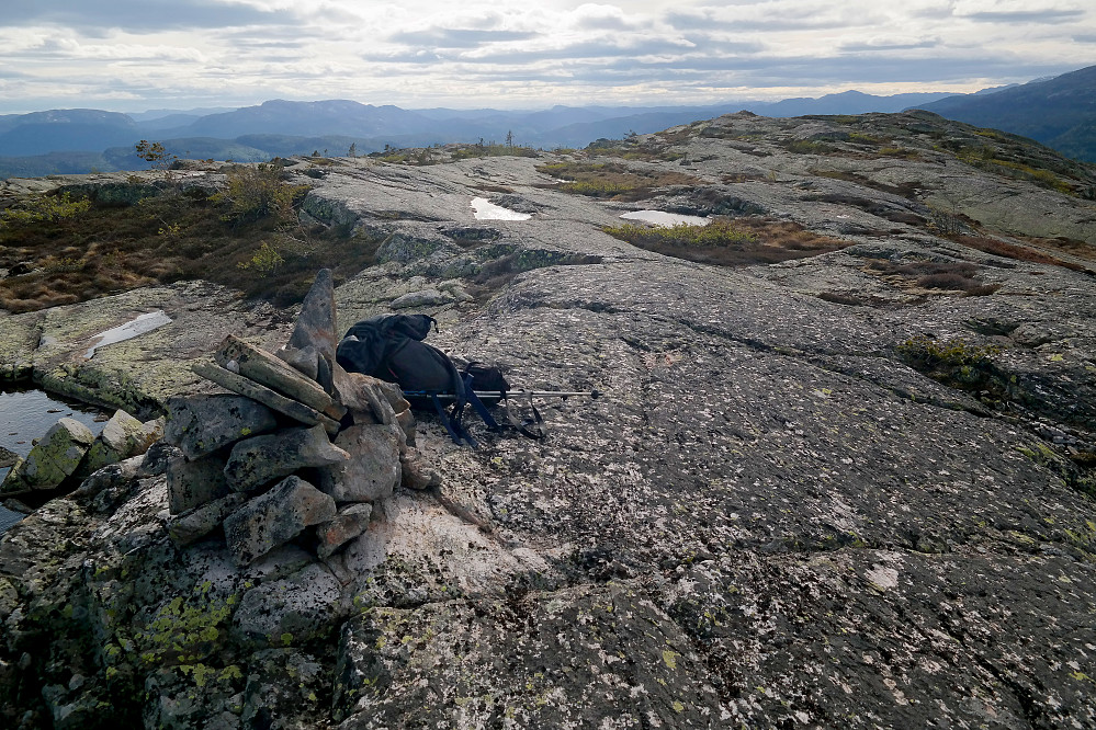 Toppvarden på Blåfjell (817) i forgrunnen. Bildet tatt vestover. Blåfjells trig.punkt (816) er det ganske tydelige toppunktet litt lengre bak og noe til høyre i bildet.