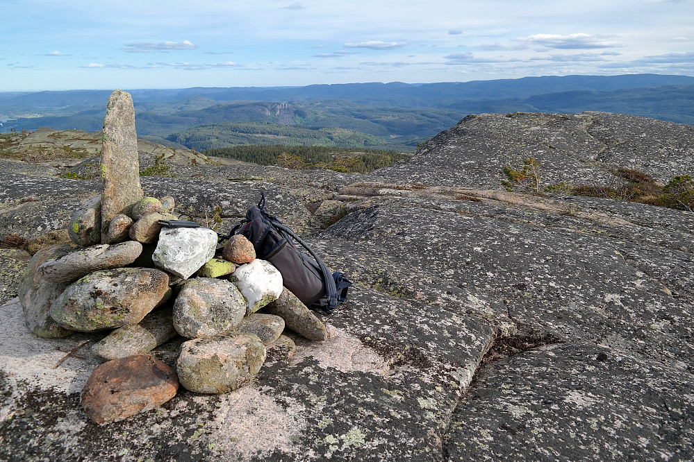 Toppvarden på Gråndalsnuten (792). I bakgrunnen og litt til venstre for midten ses den svære steinrøysa og stupene på Gygrestolfjellet (490).