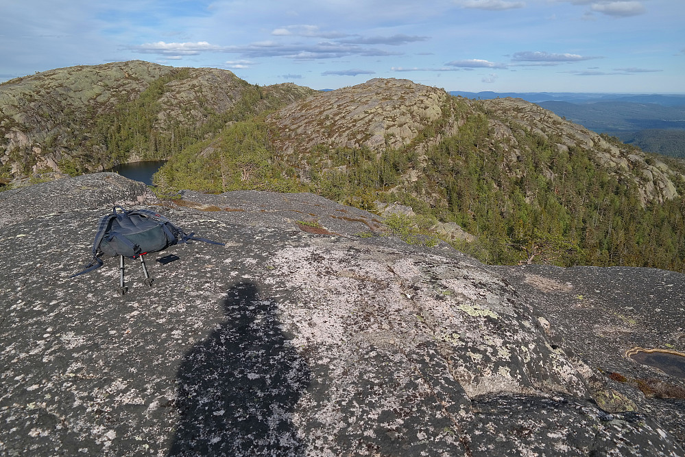 På toppen av Hanakam Sørøst (785). Dette var en av de flotteste utsiktstoppene. Bak og omtrent midt i bildet er Gråndalsnuten (792). Blåfjell trig.punkt (816) ses til venstre.