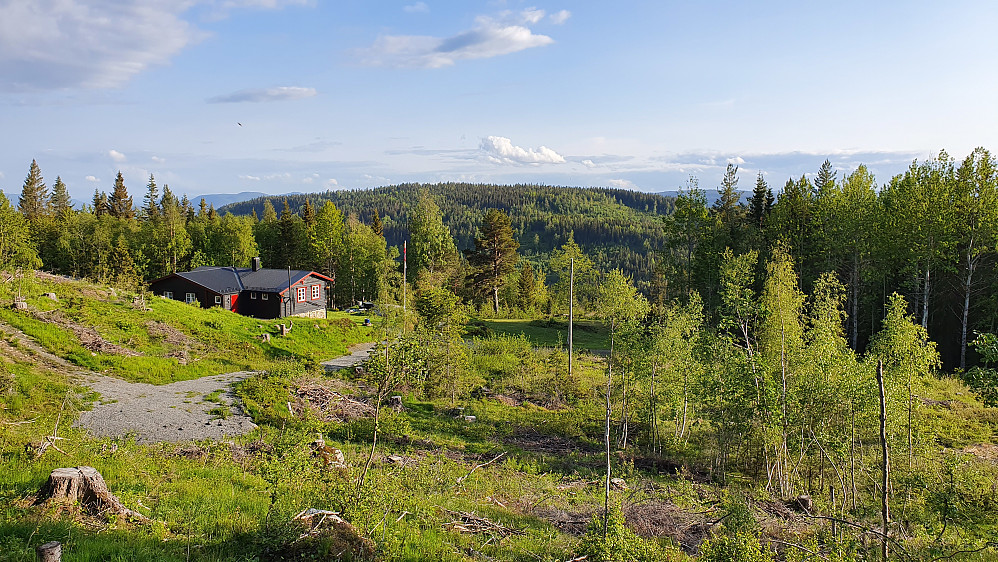 Ovenfor hyttene fikk jeg utsikt mot Flagåsen (562), som var toppen jeg skulle besøke på kveldens andre tur.