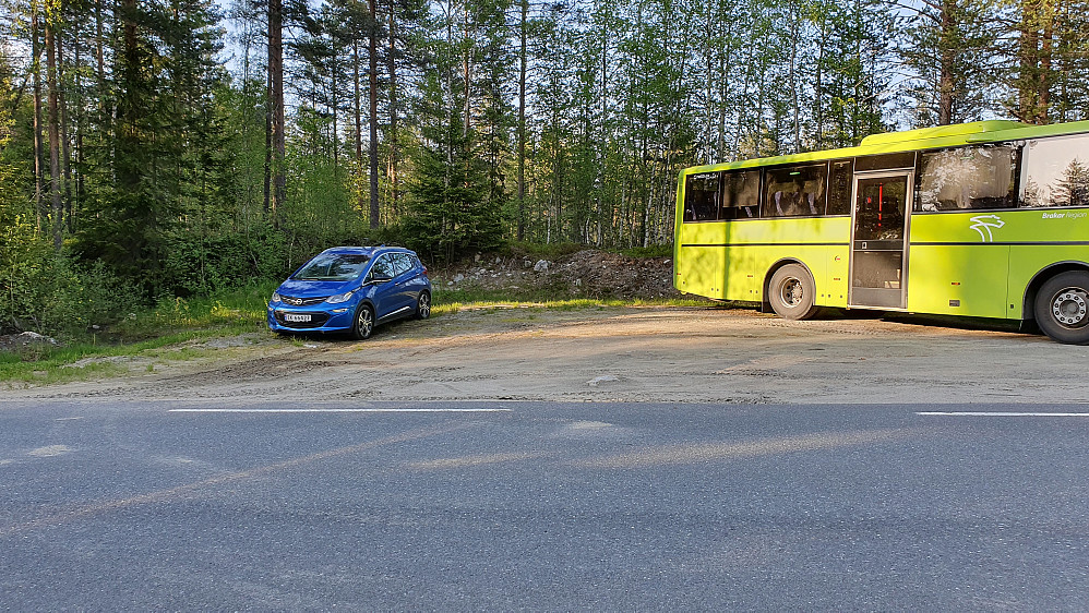Utgangspunktet for turen til Flagåsen var denne parkeringsplassen like øst for gården Lågstykket.
