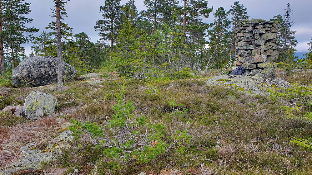 Til høyre er toppvarden på Storås (682).