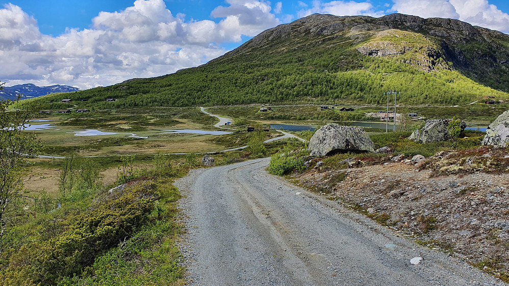 På veien forbi Dokkstølen. Utsikt tilbake mot bilen som står på parkeringen nokså midt i bildet. Fjellet til høyre er Røgjin (1370).