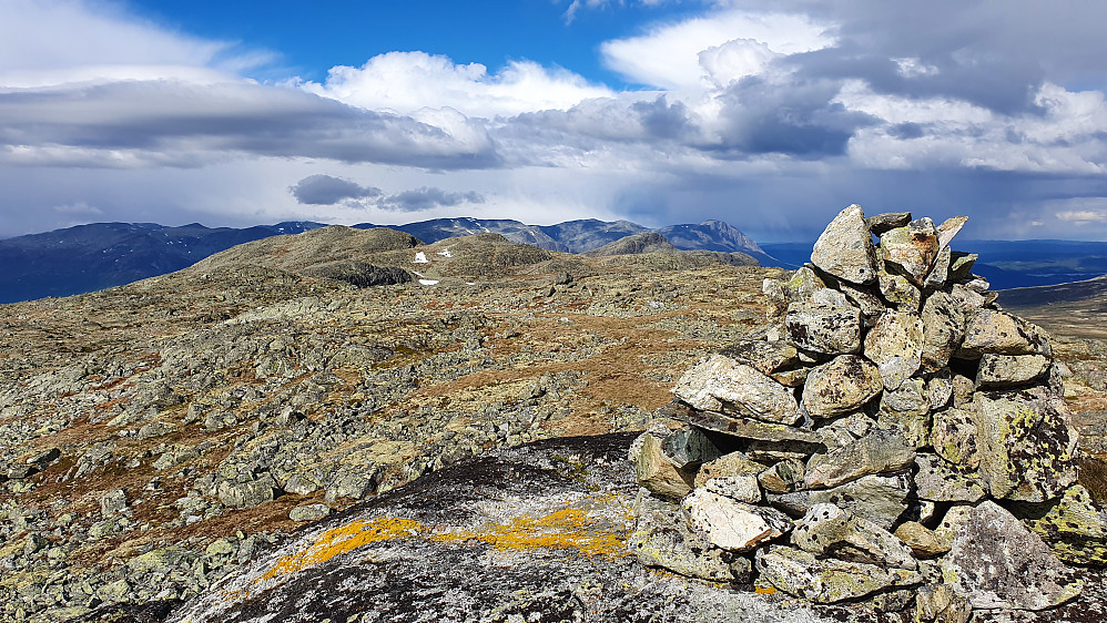 Toppvarden på Storebottnuten (1476) til høyre. Utsikt bakover mot flere av toppene jeg skulle besøke etterpå.