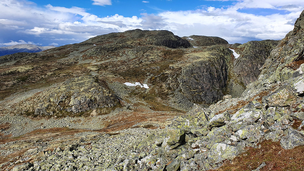 Jeg er på vei ned mot Systerskardet fra Storebottnuten (1476). Stien ses i bunnen av skardet. I bakgrunnen er Systerskardfjellet (1498).