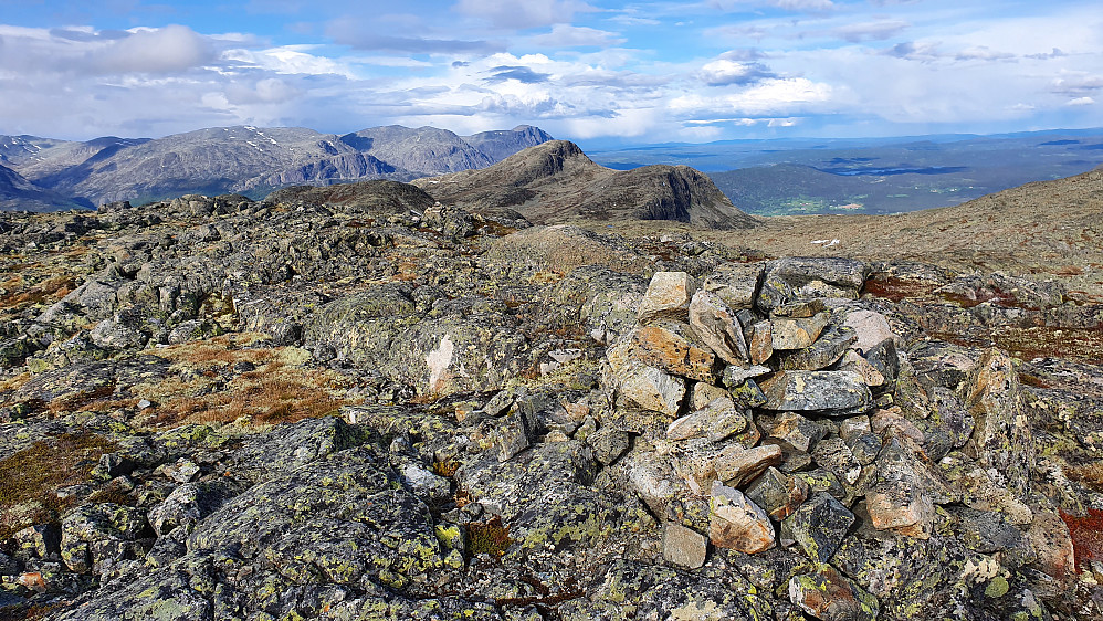 Toppvarden på Systerskardfjellet (1498) er helt i forgrunnen til høyre. Lengre bak og midt i bildet ses Totten (1494).