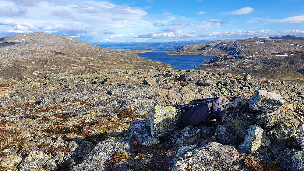 Sekken min ligger ved toppvarden på Systerskardfjellet Øst (1486). Innsjøen i bakgrunnen er Versjøen.