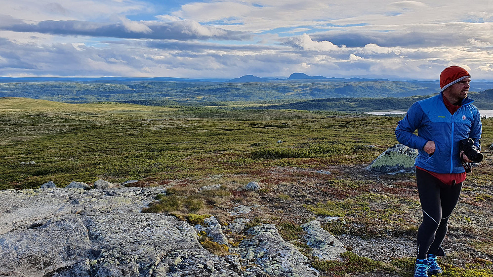 På Reinehamaren (1161). De to markerte toppene i bakgrunnen er Skarvemellen (1267) og Rundemellen (1345).