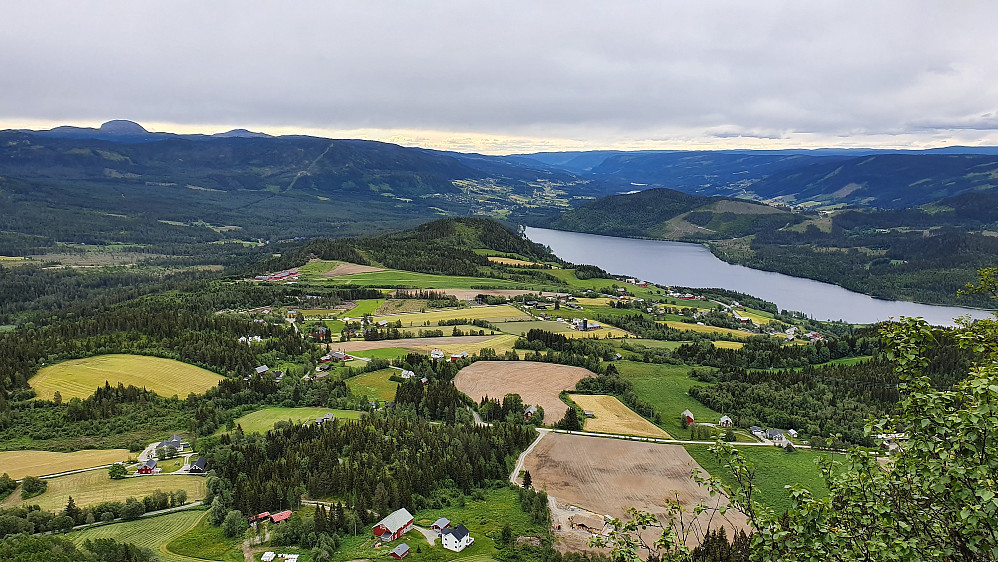 Utsikt mot sørøst fra Heggeberget. Heggefjorden er nedenfor til høyre. Langt bak til venstre ses Rundemellen (1345).