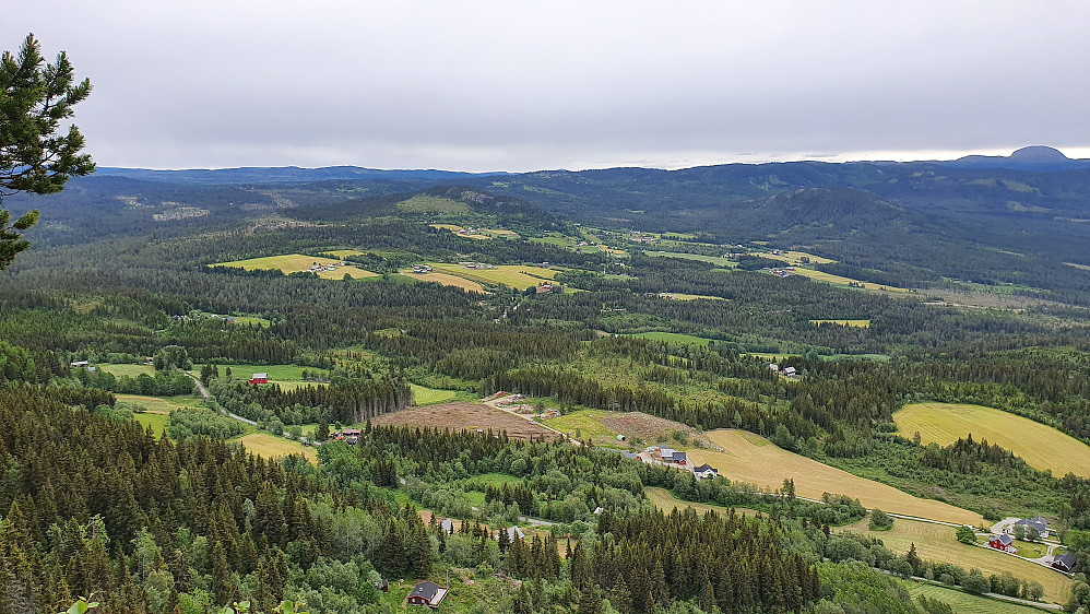 Utsyn østover fra stupet på Heggeberget. 