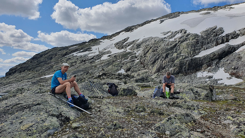 Matpause i Folarskardet, noen meter fra Lordehytta. Normalruta til Folarskardnuten går opp fjellsiden i bakgrunnen til venstre, omtrent rett over Hans Petter med blå T-skjorte.