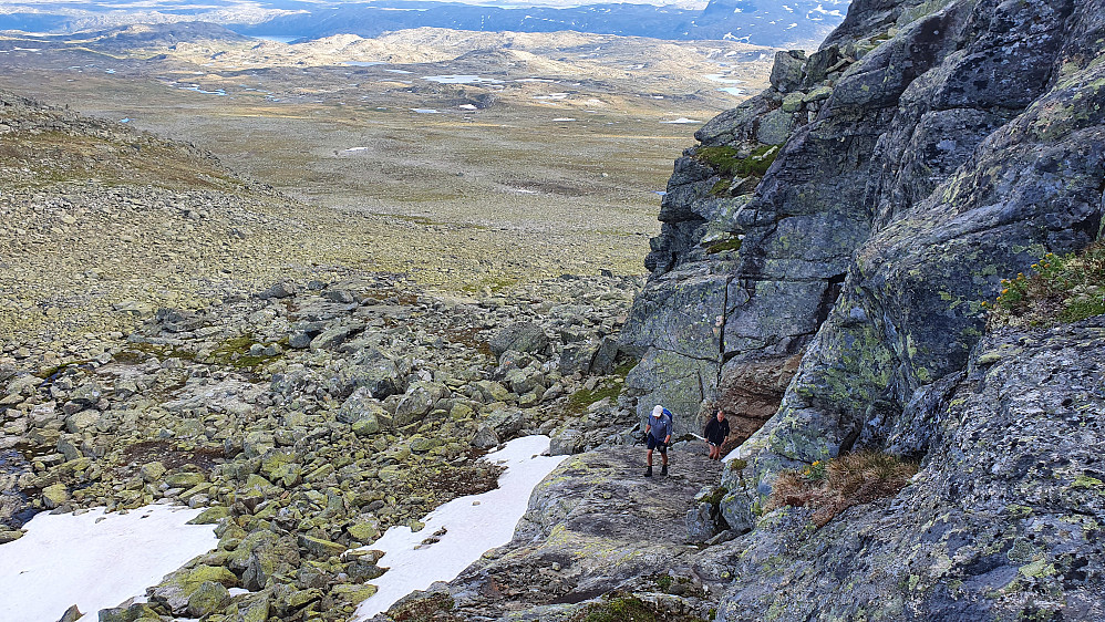 Vi går oppover den brede hylla som var et fint alternativ til normalruta opp mot Folarskardnuten. Her er vi i nedre del av hylleformasjonen. Vi kom opp fra snøfonna midt i bildet.