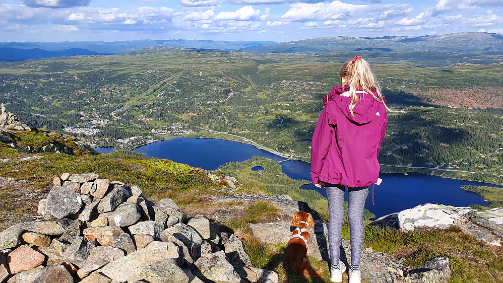 På Haglebunatten Nordøst (1265), med praktfull utsikt ned mot bl.a. Haglebuvatna, alpinbakken, Haglebu Fjellstue, Turistheimen og alle hyttene på østsiden av fylkesveien.