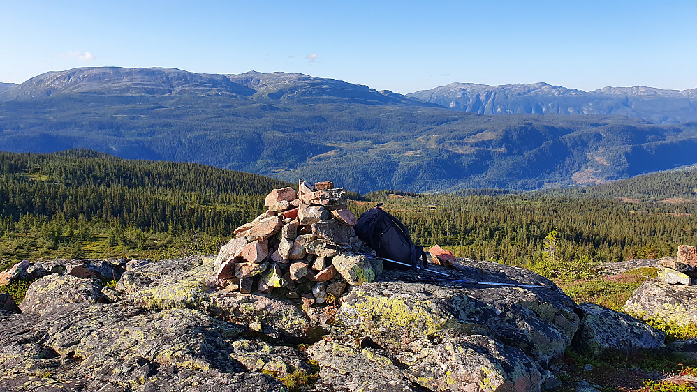 Toppvarden på Fjellstadfjellet (1035). Herfra var det praktfull utsikt i sørlig retning. Mælefjell (1413) er i bakgrunnen til venstre.