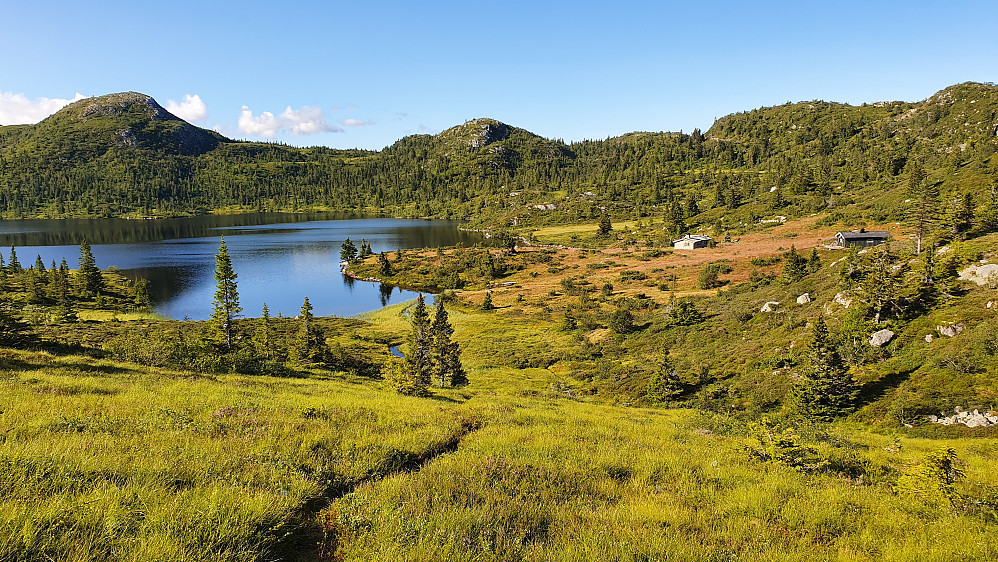 Jeg har nettopp passert Rennevasstulen, som ses til høyre. Rennevatnet er til venstre. I gresset i forgrunnen er stien jeg fulgte opp fra Rennevasstulen.