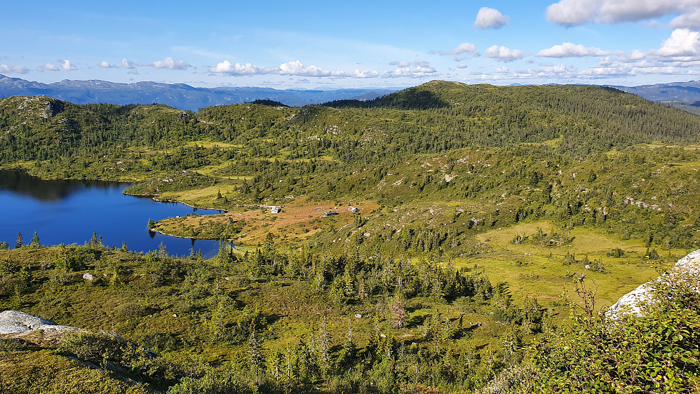 Jeg har kommet høyere i terrenget og ser ned mot Rennevatnet og Rennevasstulen. Bak til høyre er Fjellstadfjellet (1035), som jeg besøkte først.