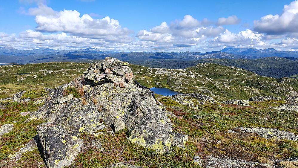 På toppen av Rennevassnutan (1062). Bildet tatt mot nordvest. Gaustatoppen (1883) stanger opp i skyene til høyre i bildet.