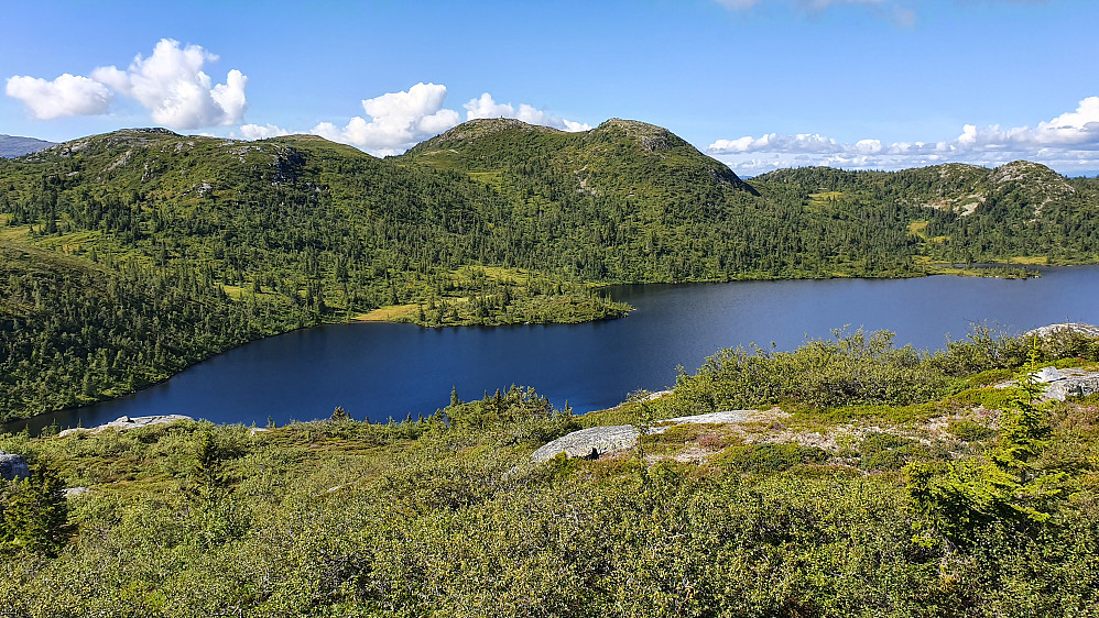 Jeg står på høyden Øst for Rennevatnet (984) og ser over Rennevatnet mot Rennevassvarden (1065), som er midt i bildet. Rennevassvarden Sørøst (1047) er til venstre.