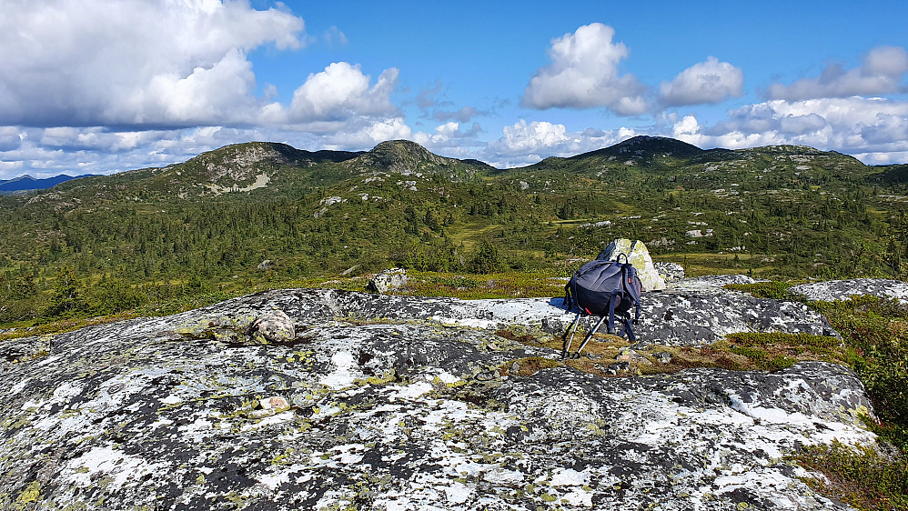 Sekken min ligger på høyden Sørøst for Rennevatnet (972). I bakgrunnen ses Rennevassnutan (1062) midt i bildet, og Rennevassnutan Øst (1058) til høyre.