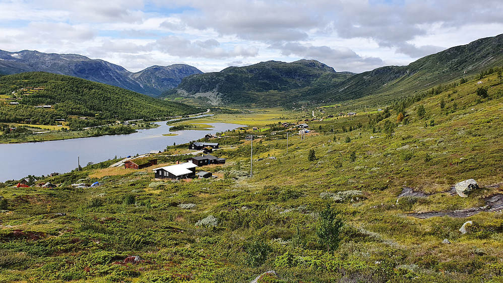 Jeg har kommet inn på stien som starter litt øst for Sjåstadstølen. Den blå bilen min ses ved veien nedenfor til venstre, mellom Storeskardvatnet og den brune hytta.