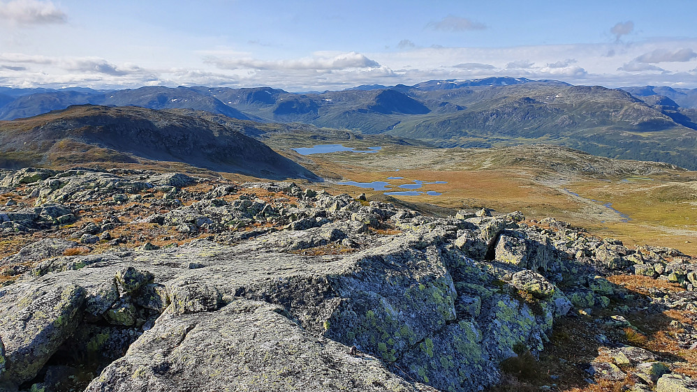 Mot nordvest, sett fra toppen av Storeskardnøse (1502). Høyeste fjell langt bak til høyre er Høgeloft (1921). Nærmeste fjell til venstre er Raudberg (1476).