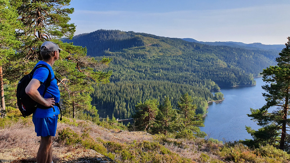 Litt øst/sørøst for toppen av Korpåsen (518) er det fin utsikt sørover. Vannet Glitre ses nedenfor til høyre. Åsen midt i bildet er Gampåsen (592).