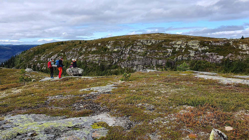 Photo shoot på Øst for Høgdefjellet (1032). Bak er selve Høgdefjellet, men høyeste punkt ses ikke her.