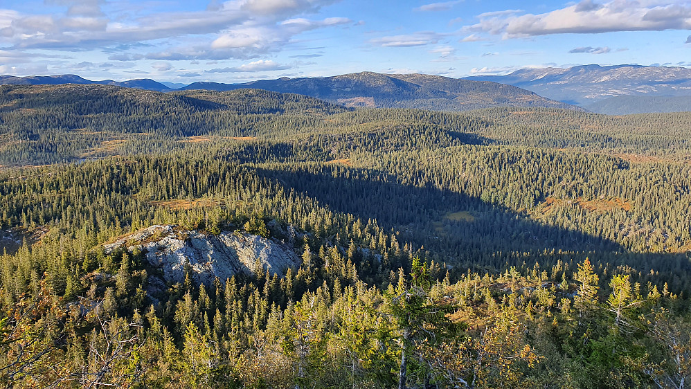 Fra oppstigningen til Bodik (965) hvor utsikten åpnet seg nordover. Det nakne berget nede til venstre er Kreklingnatten (831). Bakerst og helt til høyre ses Blefjell.