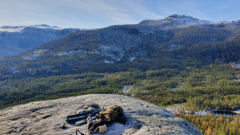 Beskjeden toppvarde på Hanskonatten (734). Bildet tatt mot vest. Fjellet oppe til høyre er Byggingen (1171).