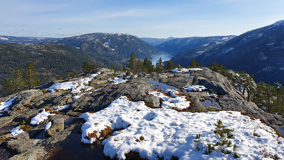 Utsikt mot sørøst fra høyeste punkt på Hanskonatten (734). Vannet nede i Numedal er Kravikfjorden. Det store fjellet til venstre for fjorden er Skagsåsen (972).