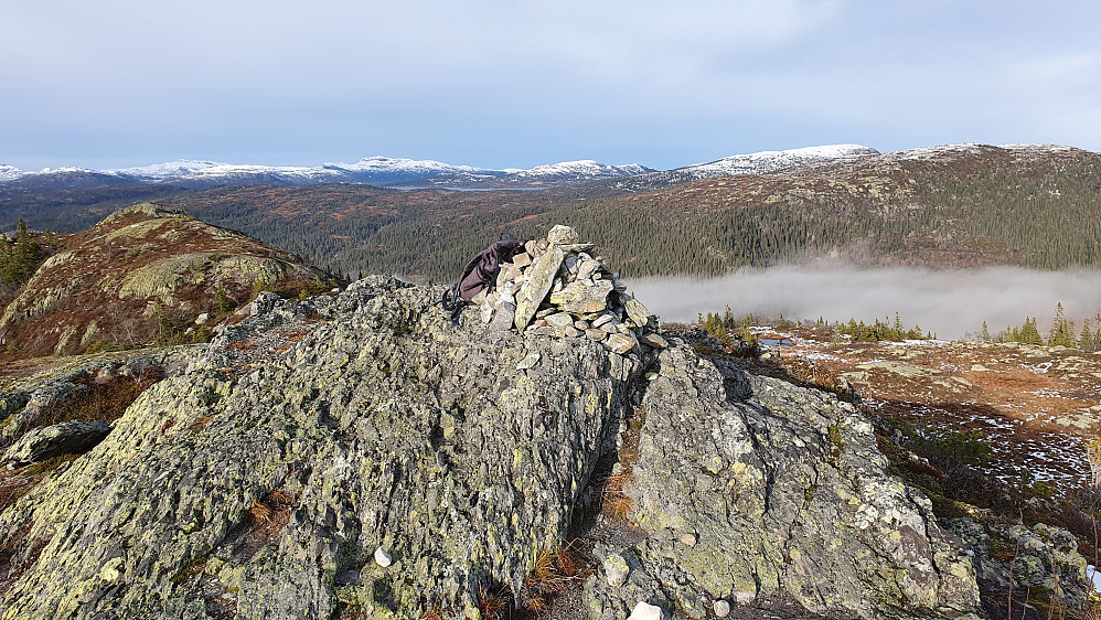 I forgrunnen er toppvarden på Flugunfjellet (983). Bildet er tatt nordover.
