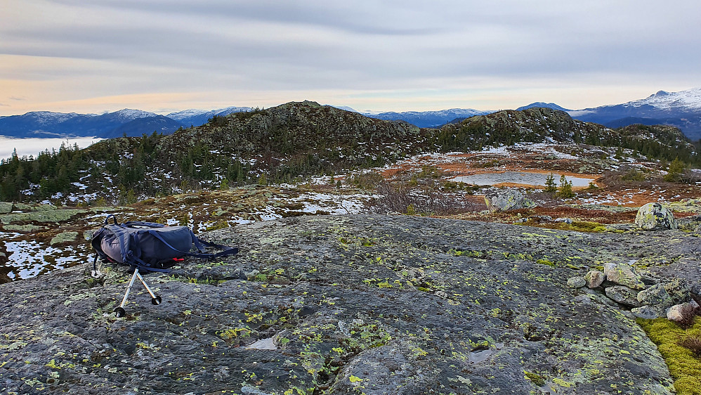 På Tjønnmolifjellet (973). Omtrent midt i bildet er Flugunfjellet (983). Videre mot høyre fortsetter ryggen bort til Flugunfjellet Nord (980).