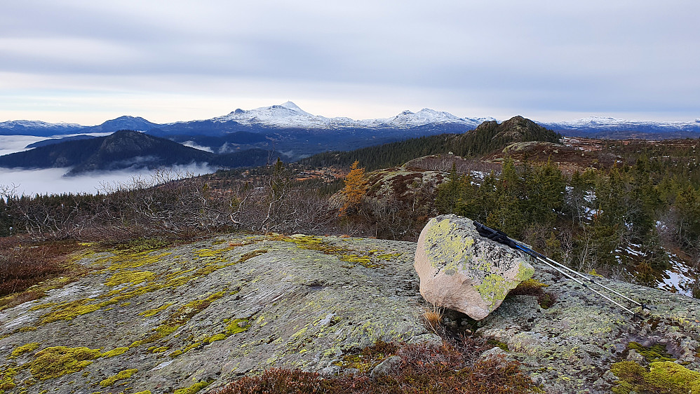 På Trytetjønnuten (966). Den markerte og snøfrie toppen i bakgrunnen til høyre, er Flugunfjellet (983). Gaustatoppen (1883) reiser seg høyt til værs langt bak og litt til venstre.