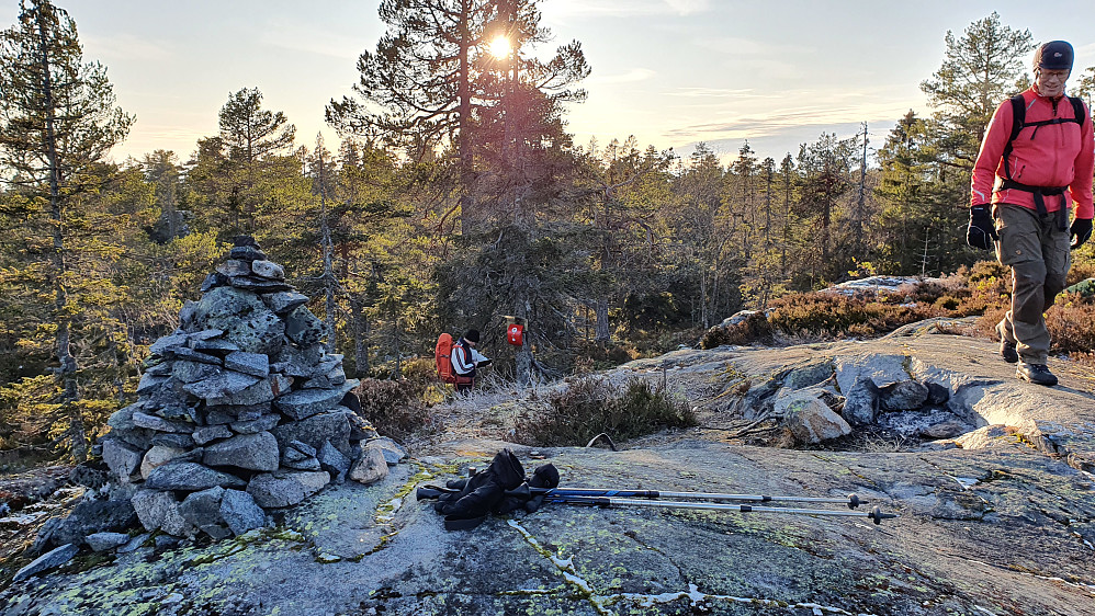 Trig.punktet på Klomshue (608). Noen meter bak og midt i bildet, sørger Øyvind for at våre navn kom inn i toppboka.