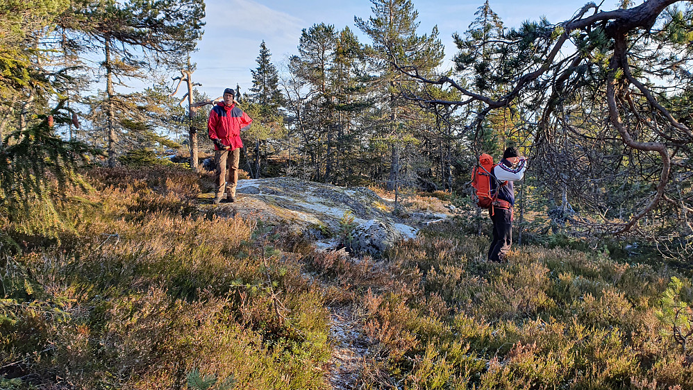 På det nordvestre toppunktet på Klomshue (608). Kulen med trig.punktet kan skimtes bak Erling, som står til venstre.