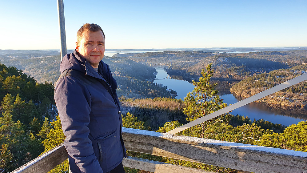 Fra utsiktstårnet på Dragonkullen ser vi mot Svinesundbruene, som er midt i bildet.