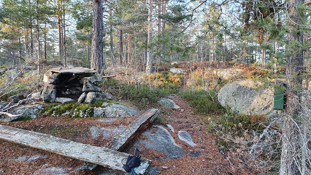 På Bjørbekkollen (257) var det lagd til en fin bålplass. Postkasse var det også. Selve toppunktet er noen meter lengre inn i bildet.