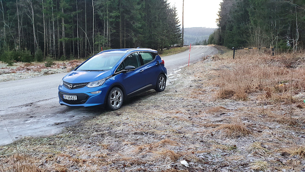 Jeg satte igjen bilen i den nordre parkeringslomma. Det er også mulig å parkere ved den høye og tørre trestammen i bakgrunnen, på venstre side av vegen.