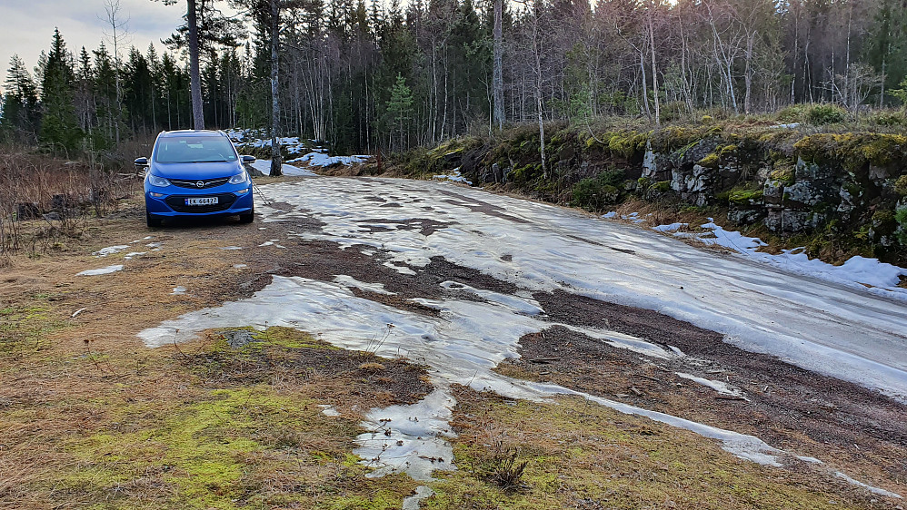 Parkering rett før bommen, som er en kjetting festet til treet bak og til høyre for bilen. Akkurat nå var kjettingen låst opp.