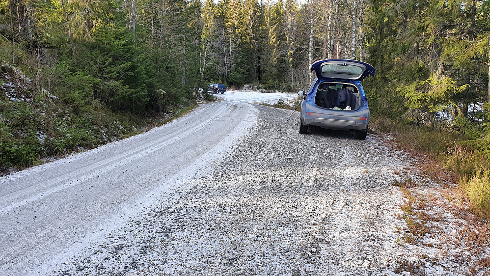 Parkering på bred veiskulder ved Vestre Støtjennet. I bakgrunnen står den andre bilen parkert i veikrysset.