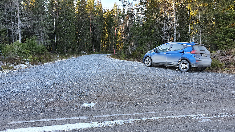 Parkering i veikrysset ved Rampamyra, mellom Fjellskogen og Nordre Fjellskogen. Veien som forsvinner inn i bildet, er den som går mot Gravlia, og som jeg skulle følge.