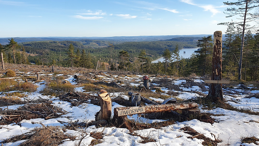 Litt før toppen er det et pausested som treffende nok har navnet "Panorama". Legg merke til trefiguren like til venstre for dette skiltet. Innsjøen til høyre i bildet er Hornsjøen.