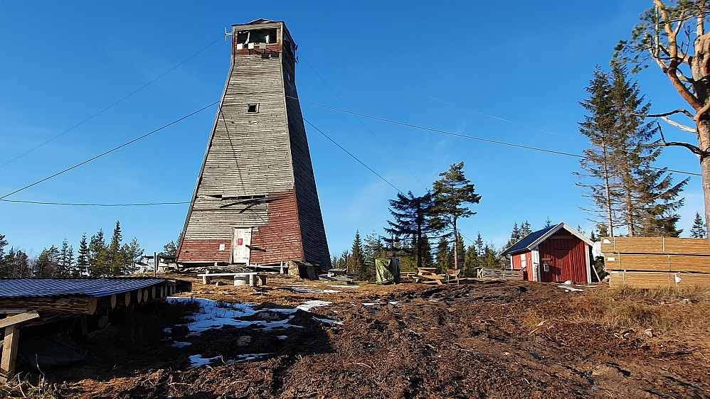 Hornkjølberget (433) har et rimelig svært tårn på toppen.