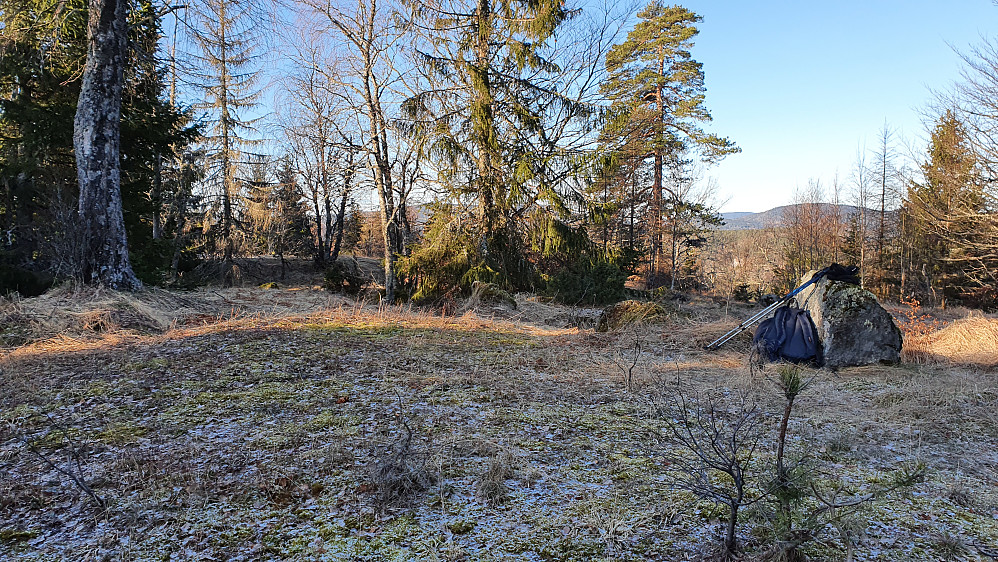 På Buktåsen Sør (260). Det tynne snødrysset på bakken er etter noen snøbyger som gikk over Østlandet dagen før.